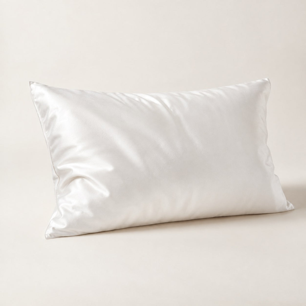 La Taie du Soir blanche installée sur un oreiller